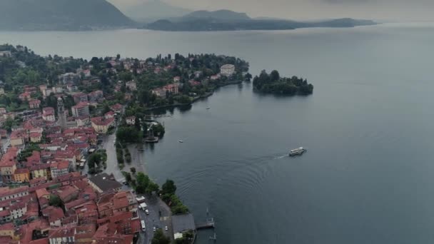 Italiano riviera casas drone vuelo cerca de las montañas, Italia lago, drone 4k vuelo de la naturaleza — Vídeos de Stock