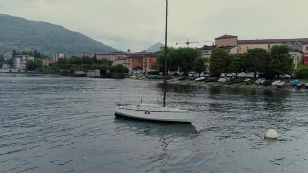 Επιβατηγό πλοίο ταξίδι στο βουνό Ιταλία λίμνη, φύση πτήση drone 4k — Αρχείο Βίντεο