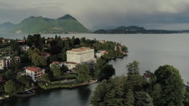 Riviera italiana casas drone voo perto das montanhas, Itália lago, drone 4k natureza voo hootel — Vídeo de Stock