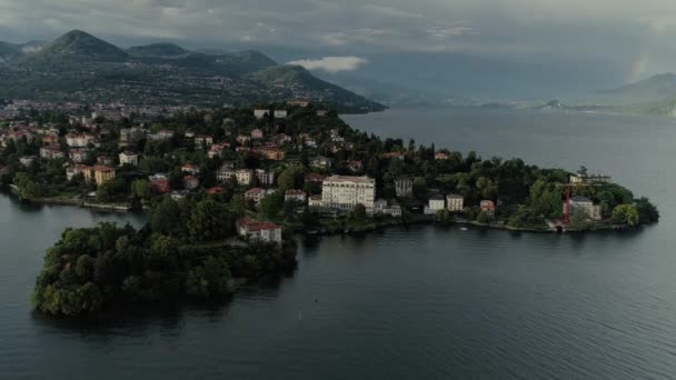 Italiano riviera casas drone vuelo cerca de las montañas, Italia lago, drone 4k naturaleza vuelo hootel — Vídeos de Stock