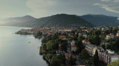 İtalyan Rivierası drone uçuş dağlar, İtalya Gölü, dron 4 k doğa uçuş hootel yakınındaki evleri
