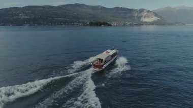 Yolcu gemisi İtalya Gölü, dron 4k doğa uçuş dağda yolculuk