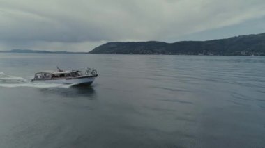 Yolcu gemisi İtalya Gölü, dron 4k doğa uçuş dağda yolculuk