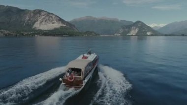 Yolcu gemisi İtalya Gölü, dron 4k doğa uçuş dağda yolculuk