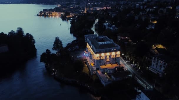 Italiaanse Rivièra huizen nacht citlights drone vlucht in de buurt van de bergen, Italië lake, drone 4k natuur vlucht hootel — Stockvideo