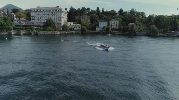 Osobní loď výpravy na horách Itálie jezero, DRONY 4k přírodě letu — Stock video