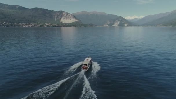 Επιβατηγό πλοίο ταξίδι στο βουνό Ιταλία λίμνη, φύση πτήση drone 4k — Αρχείο Βίντεο