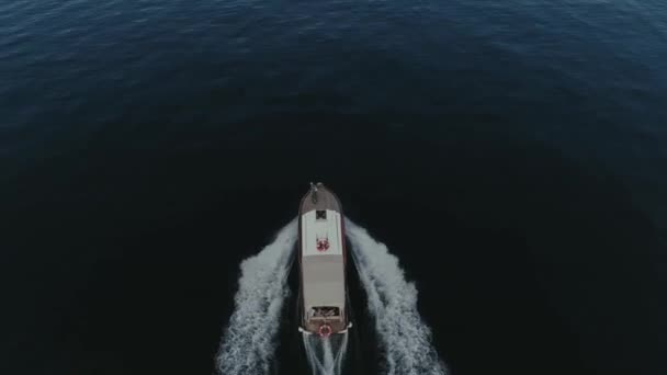 Pasajero viaje en barco en la montaña Italia lago, dron 4k vuelo de la naturaleza — Vídeos de Stock