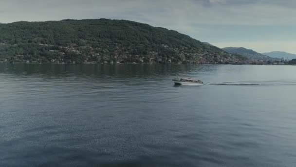 Pasajero viaje en barco en la montaña Italia lago, dron 4k vuelo de la naturaleza — Vídeos de Stock