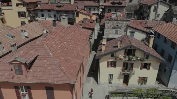 Kerékpár sumer Olaszország, olasz riviéra házak drone repülés a hegyek közelében, Olaszország-tó drone 4 k jellegű járat hootel — Stock videók