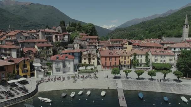 Fiets sumer Italië Italiaanse Rivièra huizen drone vlucht in de buurt van de bergen, Italië lake, drone 4 k natuur vlucht hootel — Stockvideo