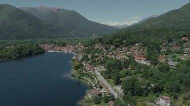 Bisiklet Sümer İtalya İtalyan Rivierası evleri drone uçuş Dağları yakınında, İtalya Gölü, robot 4 k doğa uçuş hootel