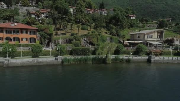 Bicicleta sumer itália italiano riviera casas drone voo perto das montanhas, Itália lago, drone 4k natureza voo hootel — Vídeo de Stock