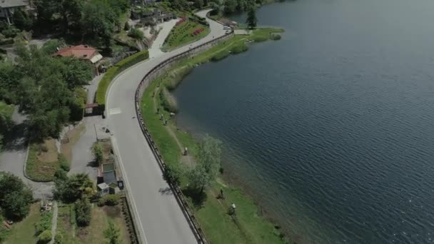 Bicicleta sumer itália italiano riviera casas drone voo perto das montanhas, Itália lago, drone 4k natureza voo hootel — Vídeo de Stock