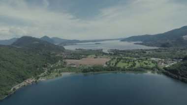 İtalyan Rivierası drone uçuş dağlar, İtalya Gölü, dron 4 k doğa uçuş hootel yakınındaki evleri