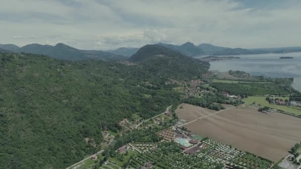 Italiano riviera casas drone vuelo cerca de las montañas, Italia lago, drone 4k naturaleza vuelo hootel — Vídeo de stock