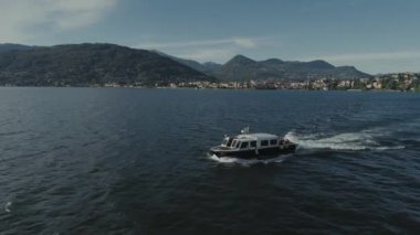 Yolcu gemisi İtalya Gölü, dron 4k doğa uçuş dağda yolculuk