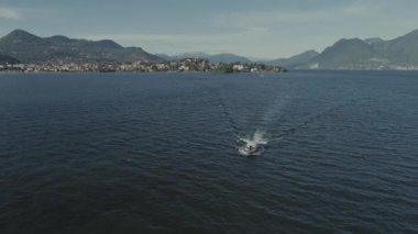 Yolcu gemisi İtalya Gölü, dron 4k doğa uçuş dağda yolculuk