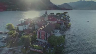 Verbano Ristorante Isola Bella kale yolcu gemi yolculuk İtalya Gölü, dron 4k doğa uçuş dağda