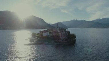 Verbano Ristorante Isola Bella kale yolcu gemi yolculuk İtalya Gölü, dron 4k doğa uçuş dağda