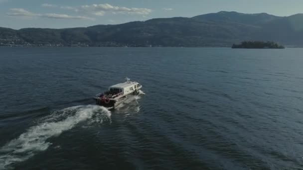 Pasajero viaje en barco en la montaña Italia lago, dron 4k vuelo de la naturaleza — Vídeo de stock