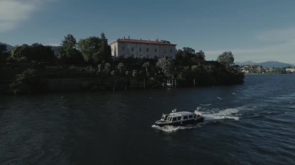 Пассажирское судно на горном озере Италия, беспилотник 4k полет на природе — стоковое видео