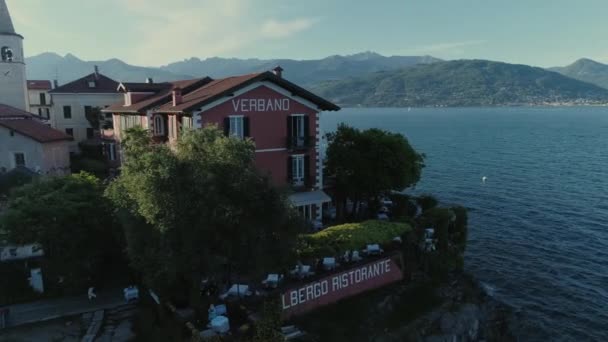 Verbano Ristorante Isola Bella замок Пассажирское судно путешествие по горному озеру Италии, беспилотник 4k полет на природу — стоковое видео