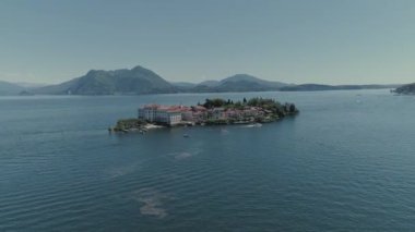 Isola Bella kale yolcu gemi yolculuk İtalya Gölü, dron 4k doğa uçuş dağda