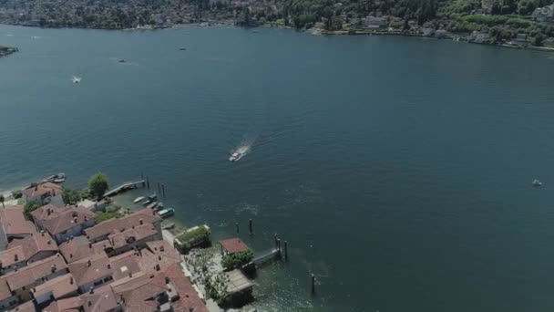 Isola 贝拉城堡乘客船远航在山意大利湖, 无人驾驶飞机4k 自然飞行 — 图库视频影像