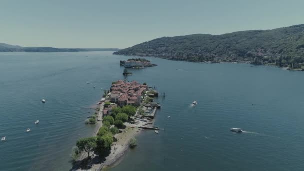 Κάστρο Isola Bella επιβατηγό πλοίο ταξίδι στο βουνό Ιταλία λίμνη, φύση πτήση drone 4k — Αρχείο Βίντεο