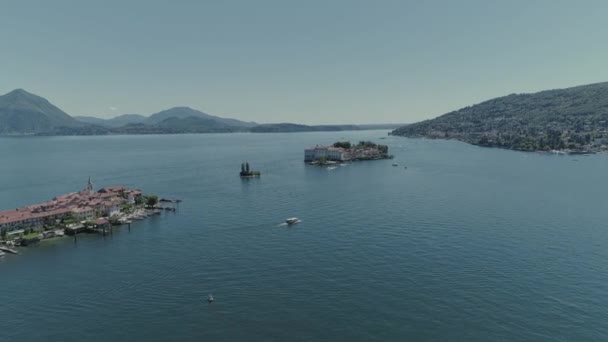 Изола Белла замок Пассажирское судно путешествие по горному озеру Италии, беспилотник 4k полет на природу — стоковое видео