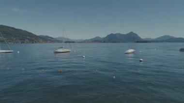 Yolcu gemisi İtalya Gölü, dron 4k doğa uçuş dağda yolculuk