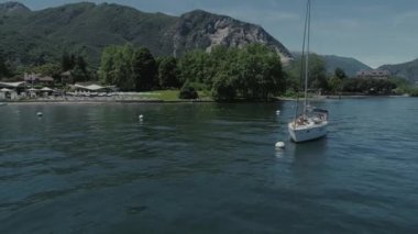 Yolcu gemisi İtalya Gölü, dron 4k doğa uçuş dağda yolculuk
