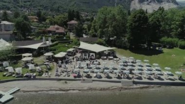 İtalyan Rivierası drone uçuş dağlar, İtalya Gölü, dron 4 k doğa uçuş hootel yakınındaki evleri