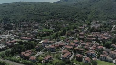İtalyan Rivierası drone uçuş dağlar, İtalya Gölü, dron 4 k doğa uçuş hootel yakınındaki evleri