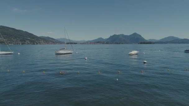 Pasajero viaje en barco en la montaña Italia lago, dron 4k vuelo de la naturaleza — Vídeos de Stock
