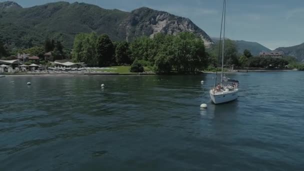 Viagem de navio de passageiros na montanha Itália lago, drone 4k voo natureza — Vídeo de Stock