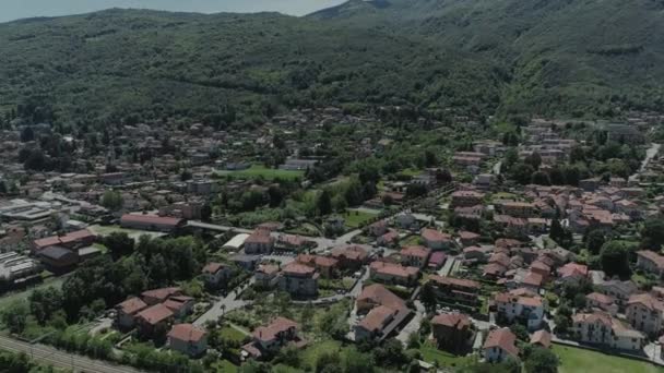 Italiano riviera casas drone vuelo cerca de las montañas, Italia lago, drone 4k naturaleza vuelo hootel — Vídeos de Stock