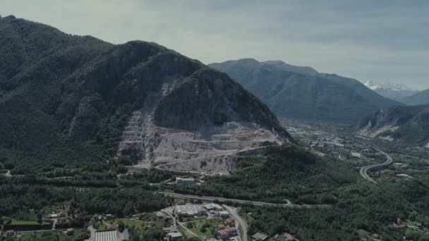Riwiera Włoska – domy lotu drona, w pobliżu gór, Włochy jezioro, drone 4k charakter lotu hootel — Wideo stockowe
