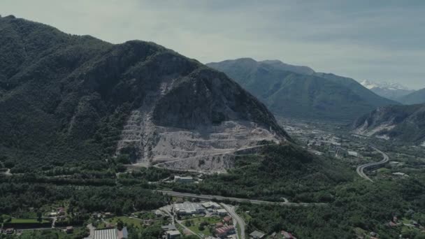 Italiano riviera casas drone vuelo cerca de las montañas, Italia lago, drone 4k naturaleza vuelo hootel — Vídeos de Stock