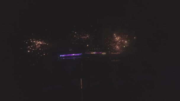 Fuegos artificiales saludan el vuelo nocturno del dron 4k iluminación colorida — Vídeo de stock