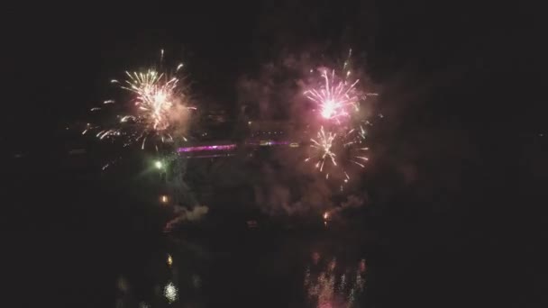 Fuegos artificiales saludan el vuelo nocturno del dron 4k iluminación colorida — Vídeos de Stock