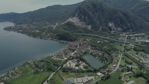 Italiaanse Rivièra huizen drone vlucht in de buurt van de bergen, Italië lake, drone 4k natuur vlucht hootel — Stockvideo