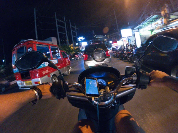 Нічна поїздка на велосипеді вулиця від першої особи дивитися скутер Азія Таїланд Міська поїздка — стокове фото