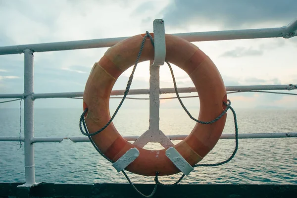 Balsa salva-vidas barco, balsa, viagens, mar, boia salva-vidas, água, férias, navio, vida, anel — Fotografia de Stock