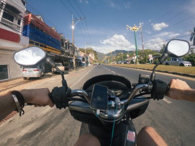 Gece binmek bisiklet sokak birinci şahıs görünümü scooter asya tayland şehir şehir yolculuğu