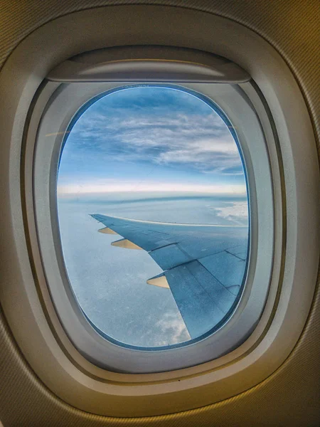 Aiplane windows görüntülemek kanatlı uçak, havayolu, uçak, havacılık manzarası ulaşım — Stok fotoğraf