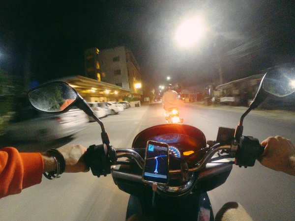 Jazda na rowerze nocny jazda rowerem pierwszy osoba ulica widok wieczór miejski — Zdjęcie stockowe