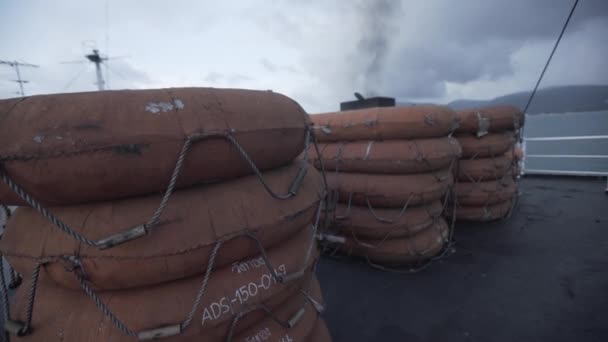 Rettungsboot Fährschiff, Deck, Ausrüstung, Rettungsring Schifffahrt, Überleben, Süden, Katastrophe, Notfall, orange, Rettung — Stockvideo