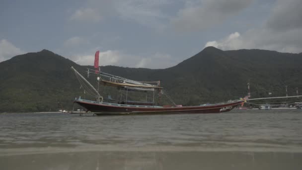 Tropical Thai jungle lake Cheo lan wood boat, wild mountains nature national park ship yacht rocks — Stock Video